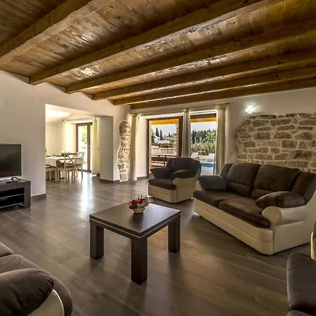 Spacious Four-bedroom Marija וילה
