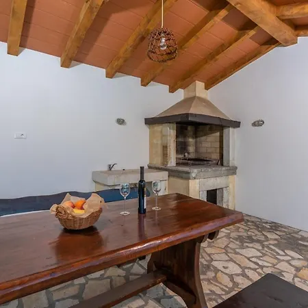 Spacious Four-bedroom Marija فيلة *