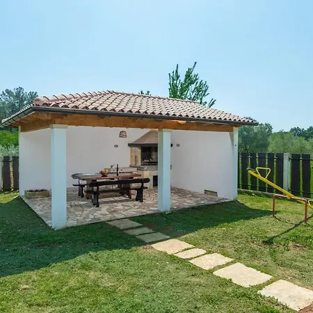 فيلة Spacious Four-bedroom Marija *