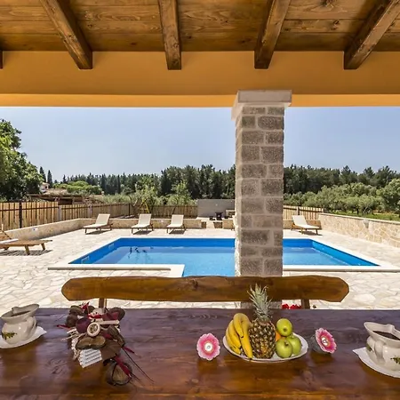 فيلة Spacious Four-bedroom Marija Klostar